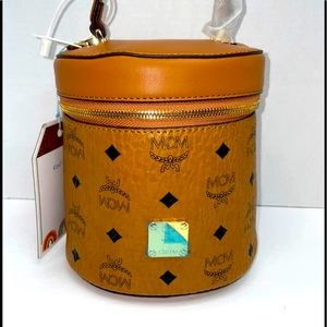 bucket purse with adjustable shoulders straps